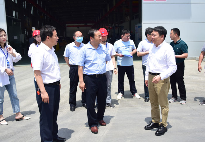 5月16日，阜陽市政府政策研究室主任周擁軍， 市經(jīng)信局局長韓爍一行到晶宮綠建集團(tuán)裝配式建筑產(chǎn)業(yè)基地調(diào)研。.jpg